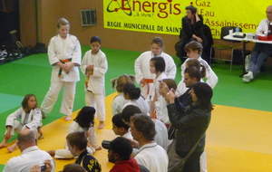 les benjamines de l'ajks attendent leurs médailles